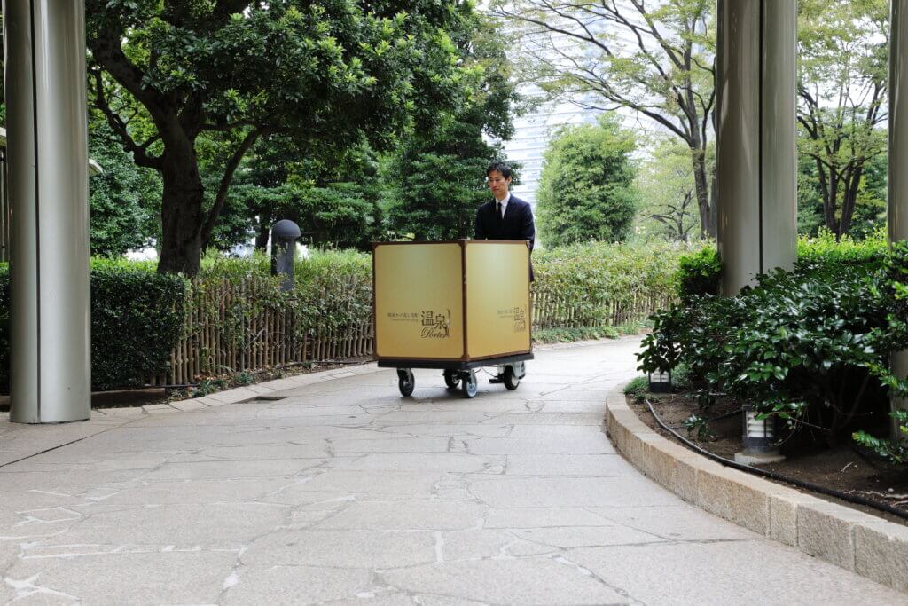 温泉ポーターを運ぶ人